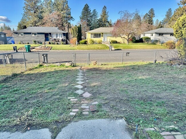 Building Photo - 6916 N Normandie St