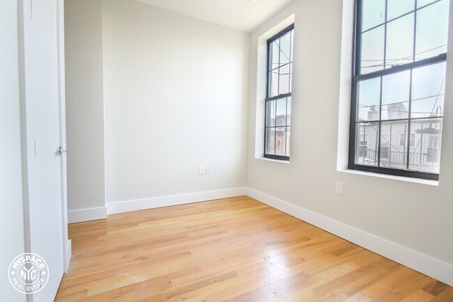Foto del edificio - 17-13 Greene Ave
