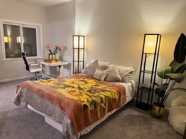 1st floor bedroom and bath - 205 Rock Run Cir