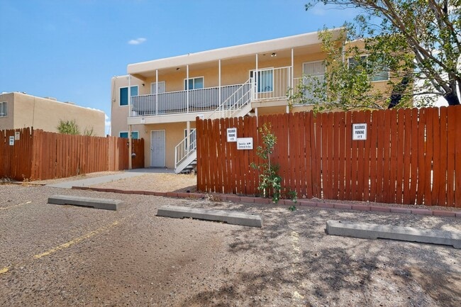 Building Photo - 225 Hanosh Ct SE