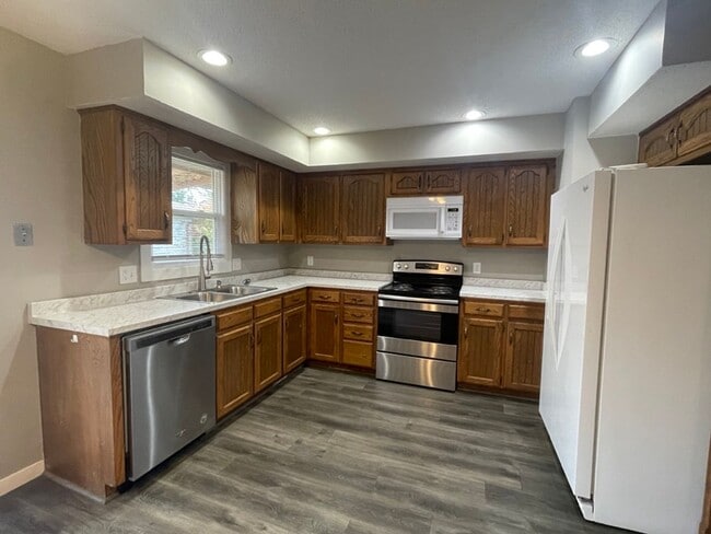 Foto del edificio - MOVE IN SPECIAL: First Full Month Free - 3...