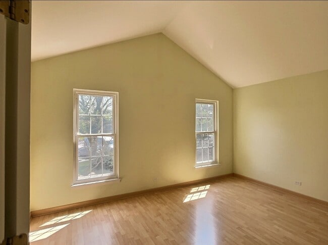 Building Photo - 213 Old Oak Dr