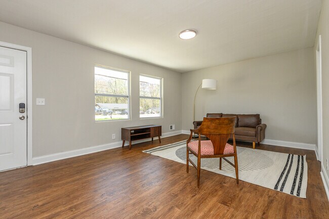 Photo - NEWLY RENOVATED 2 bedroom, 1 bathroom at G... House