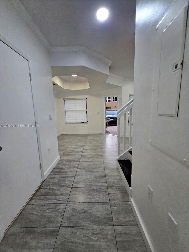 Foto del edificio - 6001-6114 NW 114th Ct