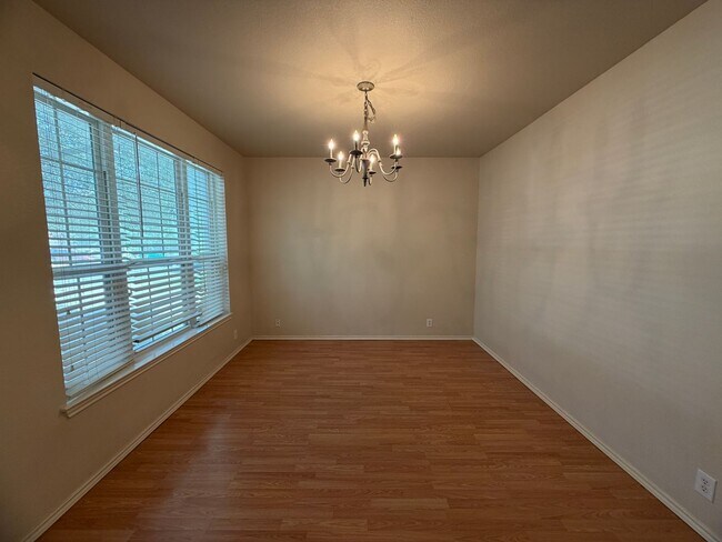 Foto del edificio - 221 Turnberry Dr