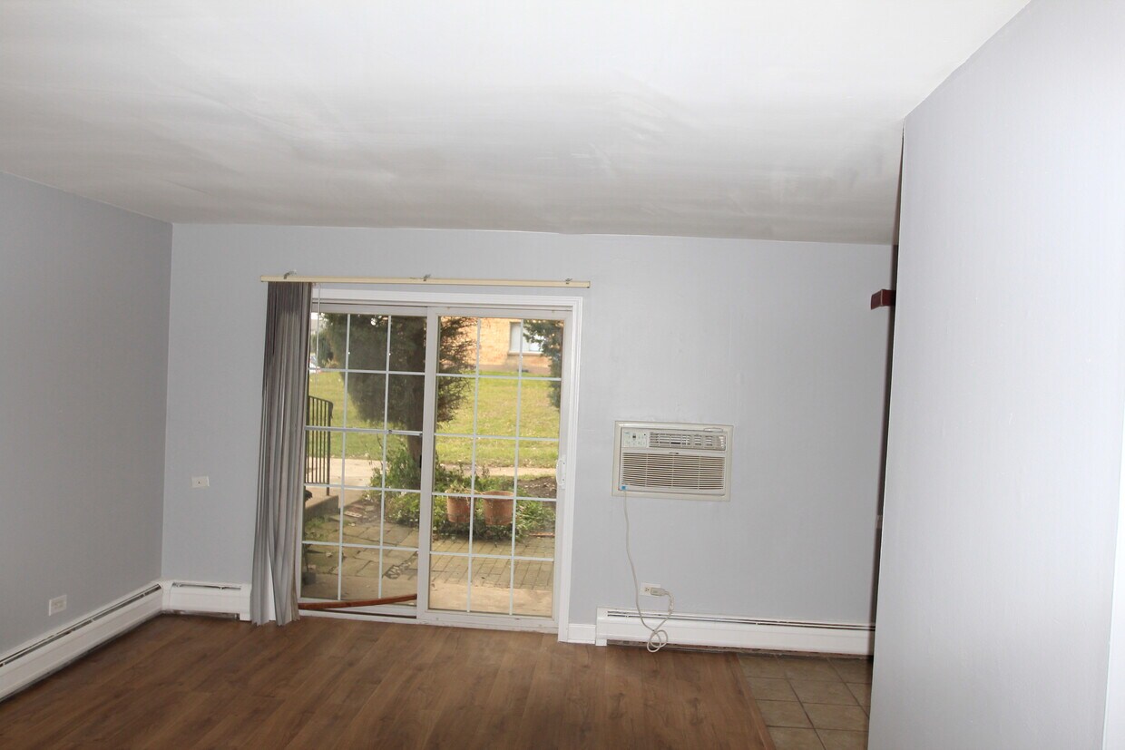 828 W College Blvd Unit 102, Addison, IL 60101 Apartments in Addison