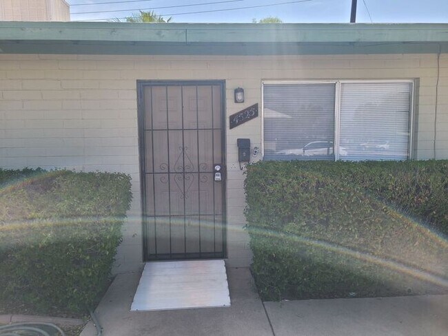 Charming two-bedroom, one-bathroom apartment - Charming two-bedroom, one-bathroom apartment