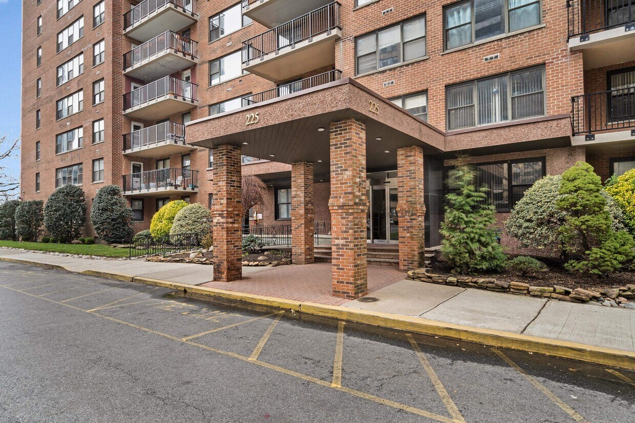 Primary Photo - 225 St Pauls Ave
