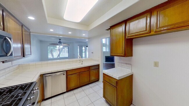 Building Photo - Must See 2 Bedroom 2.5 Bathroom Townhome L...