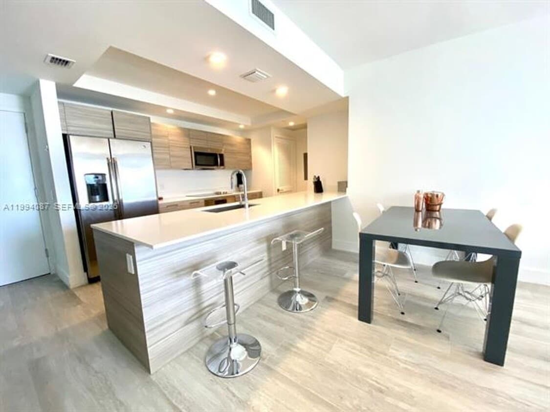 Photo - 121 NE 34th St # 807 (A11994087)