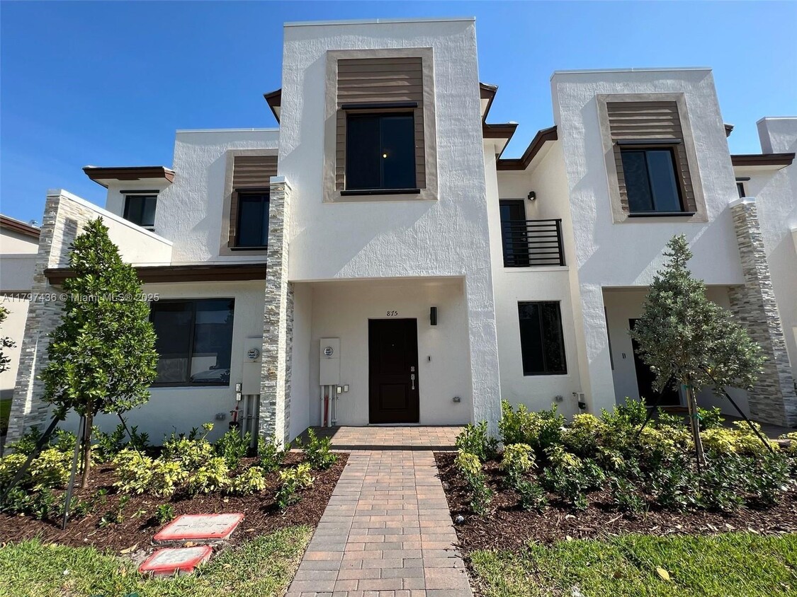 Foto principal - 875 NE 211th St