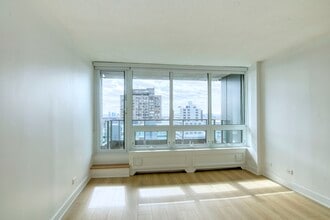 Building Photo - 1975 Maisonneuve Blvd W