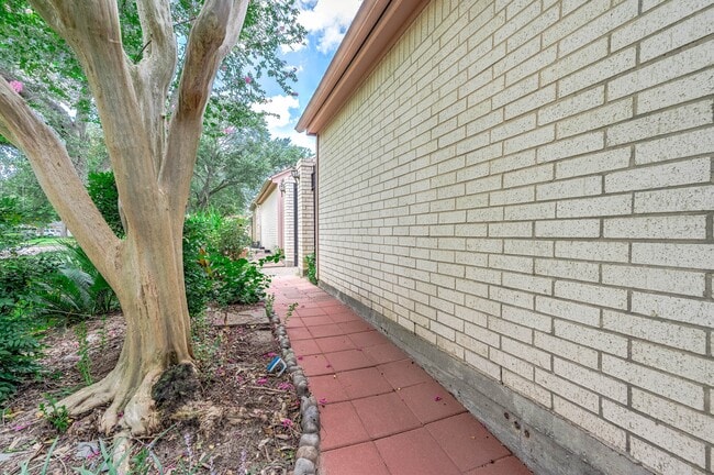 Building Photo - 12302 Piping Rock Dr
