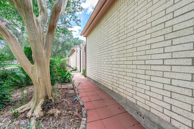 Foto del edificio - 12302 Piping Rock Dr