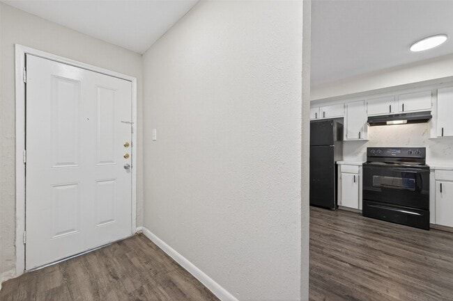 Building Photo - 427 Hollyvale Dr