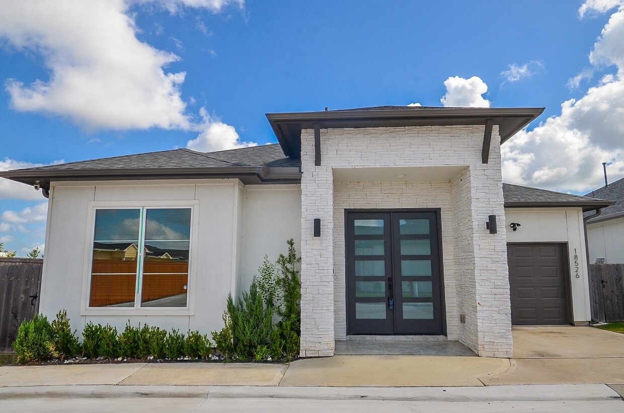 Foto principal - 18526 Bridgeway Ln