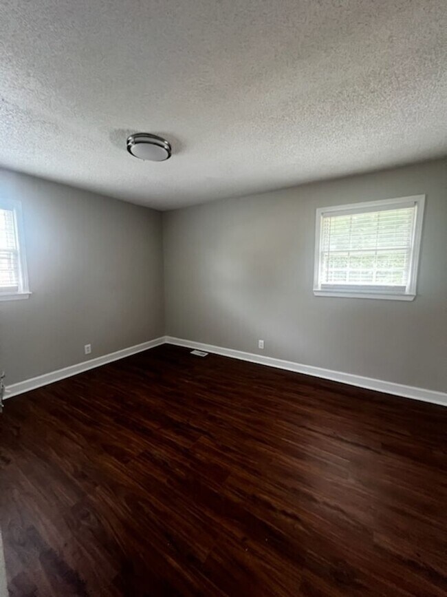 Building Photo - Check this out !!! Renovated Home