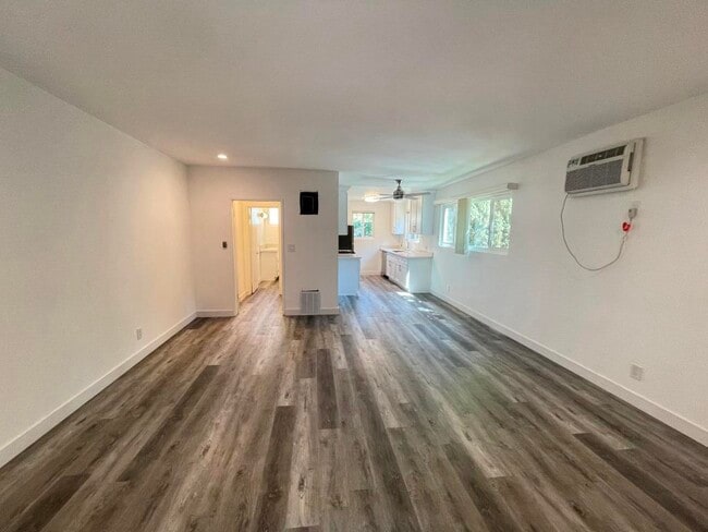 Building Photo - 10943 Fruitland Dr