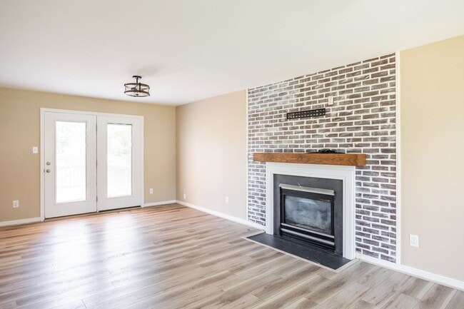 Building Photo - Large 4 Bedroom, 2.5 Bathroom Home in Mech...