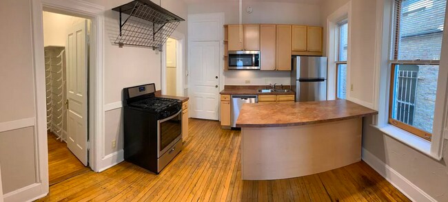 Kitchen - 1038 N Winchester Ave