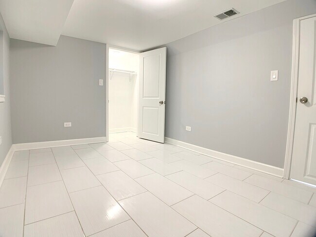 Foto del edificio - 2327 N Harding Ave