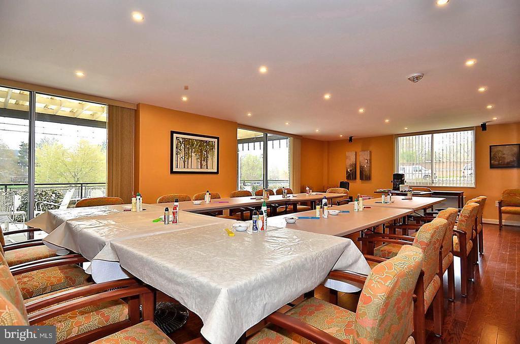 Foto principal - 10401 Grosvenor Pl