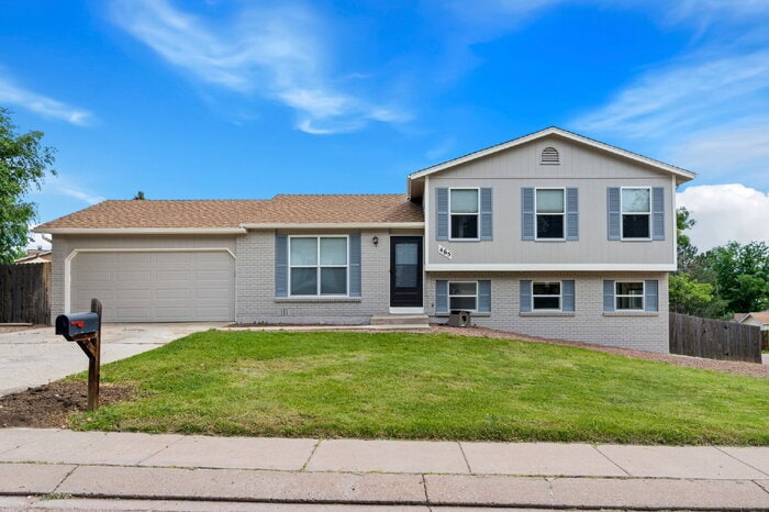 Primary Photo - Stylishly Renovated 4-Bed Tri-Level in Roc...