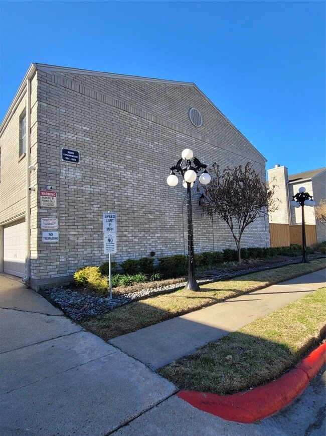 Building Photo - 3800 Tanglewilde St