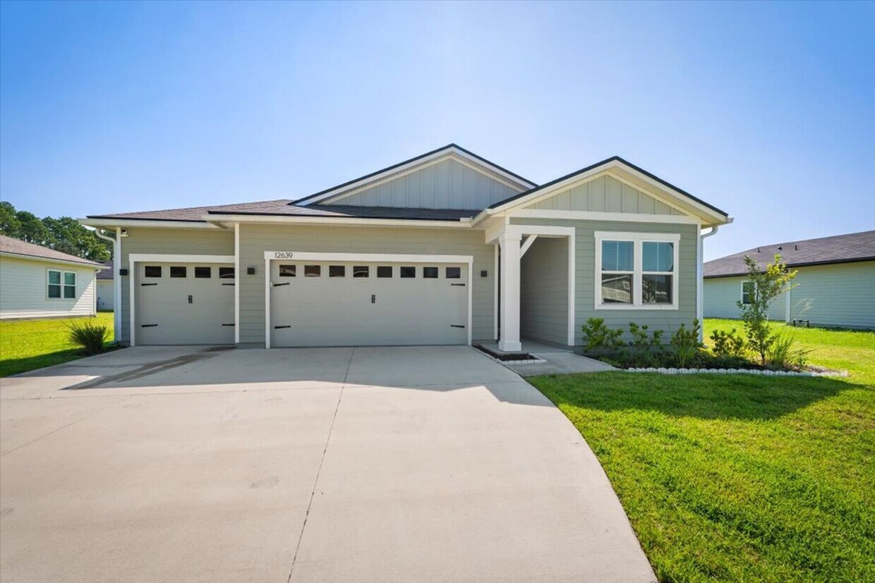 Foto principal - 4 Bedrooms | 2 Bathrooms | Screened Patio ...