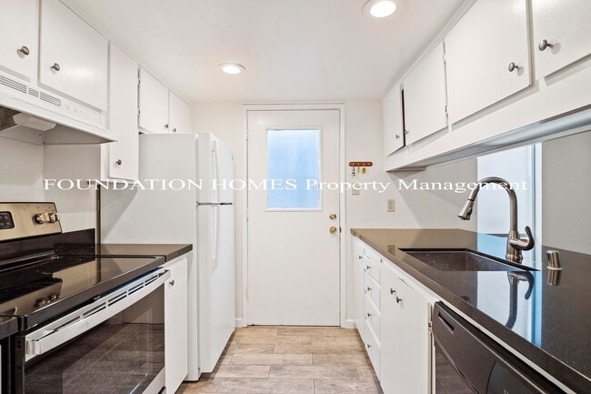 Building Photo - 2 br, 1 bath House - 67 Roundtree Blvd