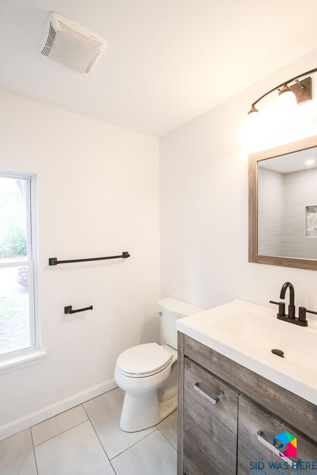 Building Photo - Charming 3-Bedroom, 2-Bathroom Unfurnished...