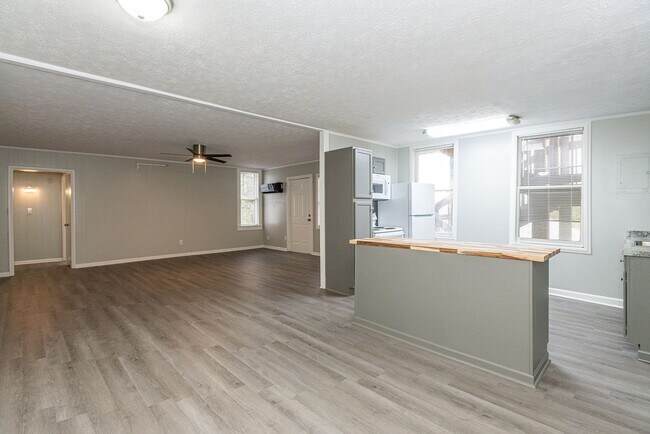 Foto del edificio - Beautifully renovated 2nd floor, 2 Bdr 1 bath unit in Maryville, TN - Available Early 2026!!