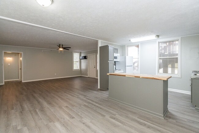 Building Photo - Beautifully renovated 2nd floor, 2 Bdr 1 bath unit in Maryville, TN - Available NOW!