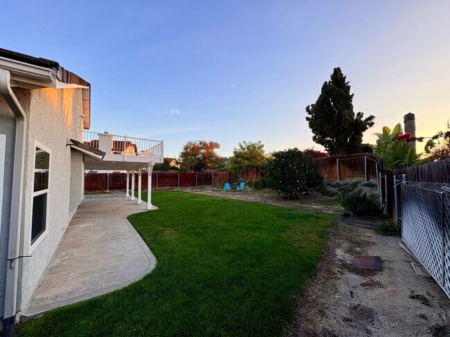 Foto del edificio - Beautiful Two Story Home with Large Yard - Oceanside