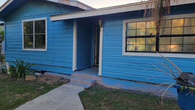 Building Photo - 139 Maria St