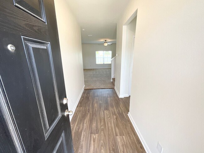 Foto del edificio - Lovely 2-story 4 bedroom/2.5 bath home in cul-de-sac: easy commute to Ft. Sam Houston, BAMC, and ...
