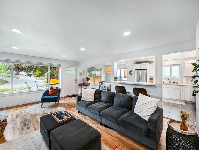 Building Photo - Discover Your Dream Home in a Quiet Seattle Oasis!