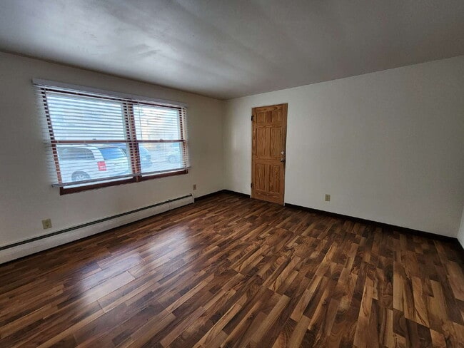 Building Photo - Updated Lower Level Apartment - Kimberly