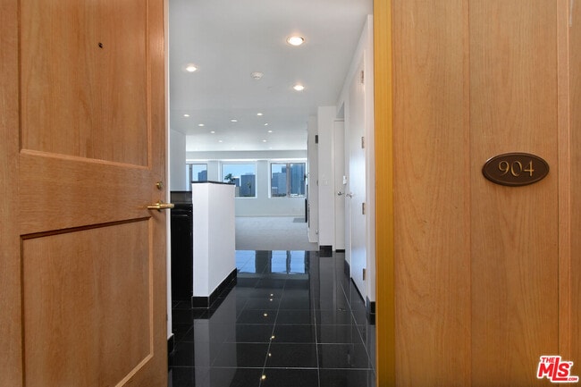 Building Photo - 10520 Wilshire Blvd