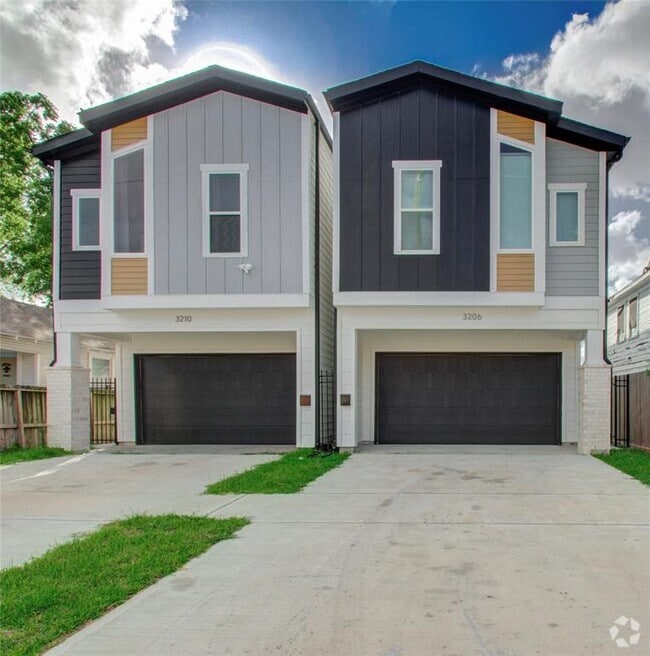 Building Photo - 3206 Live Oak St