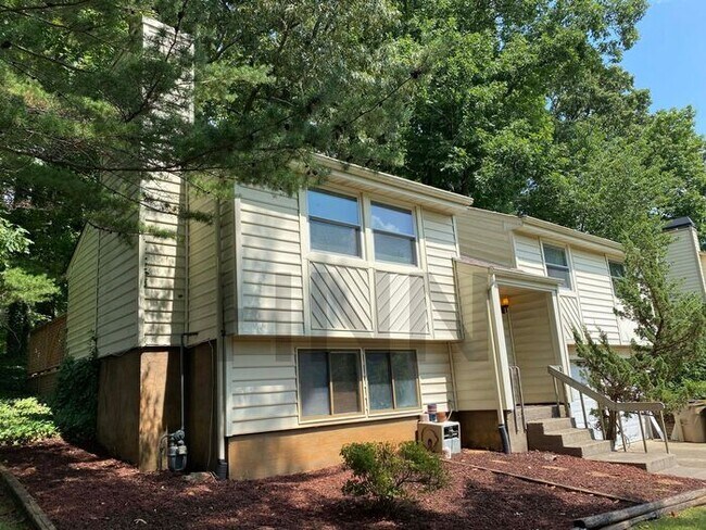 Building Photo - Split Level & Spacious in Marietta!