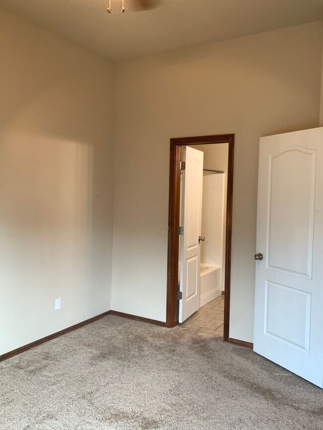 Foto del edificio - 3 bedroom, 2 bathroom, 2 car garage