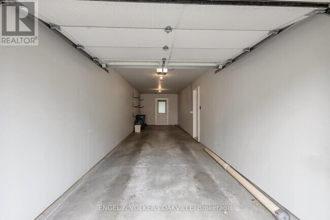 Building Photo - 3025-3025 Singleton Ave