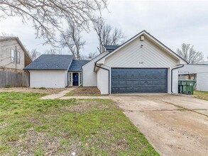Building Photo - 2104 Whiteoak Cir