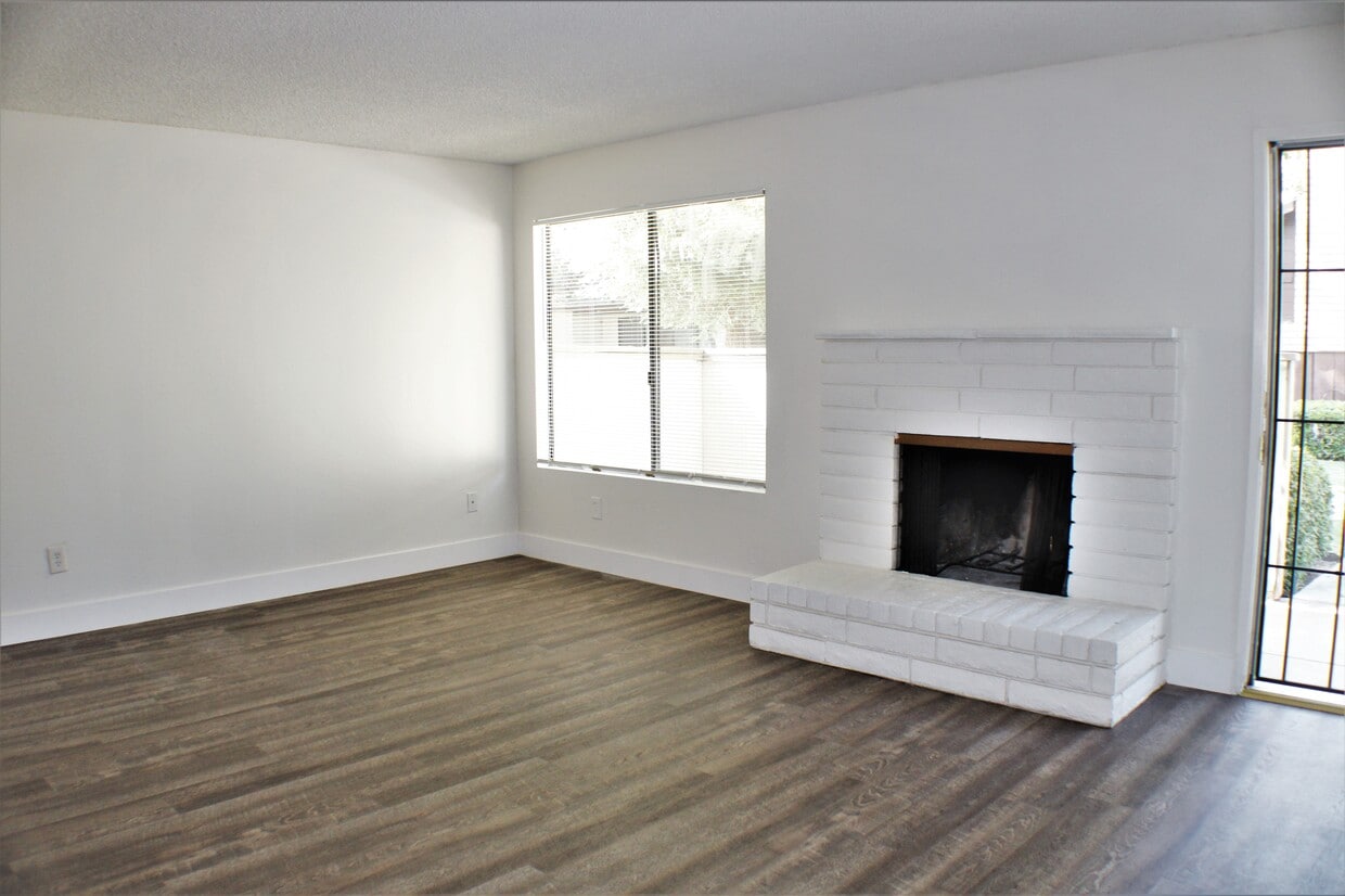 Living Room - 6808 N Half Moon Dr