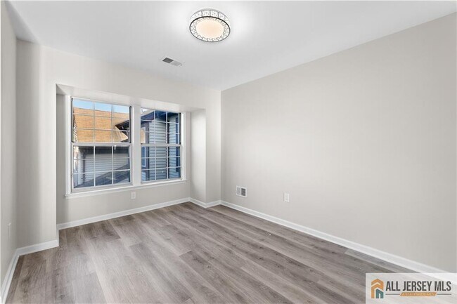 Building Photo - 13 Canterbury Dr