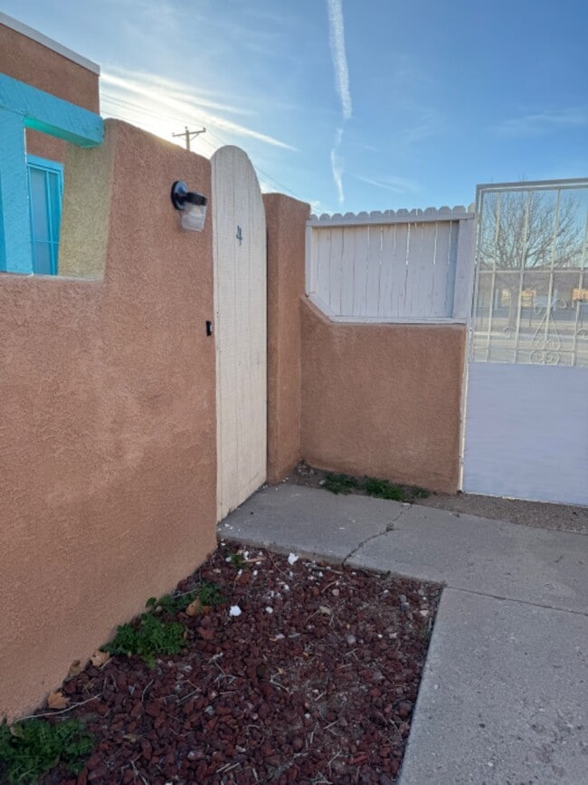 Building Photo - 936 San Pedro Dr SE