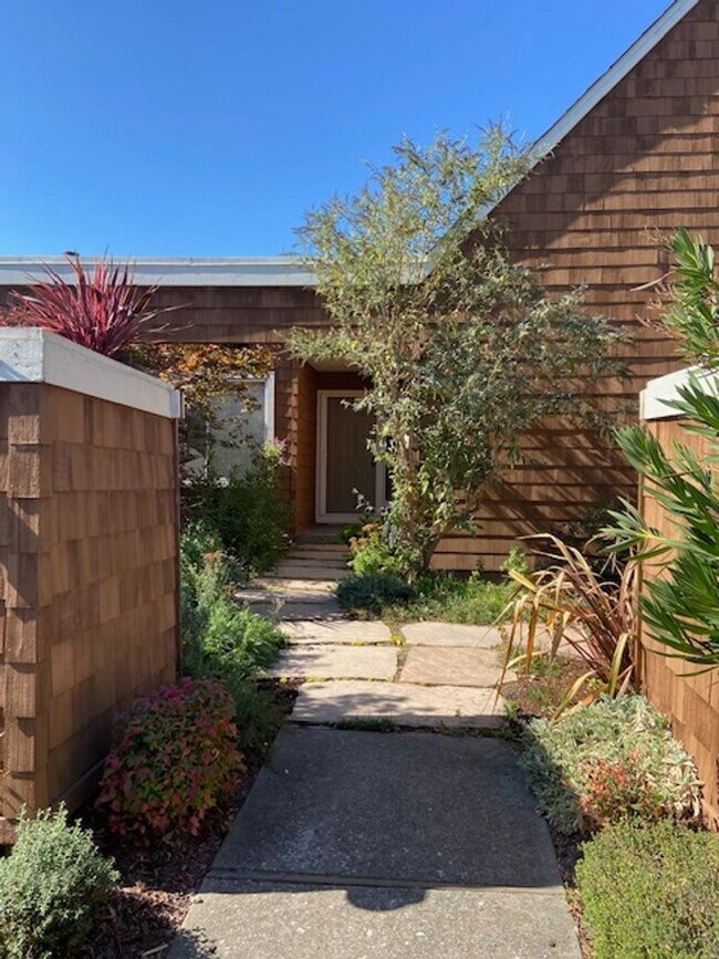 Building Photo - Sunny Corner Home