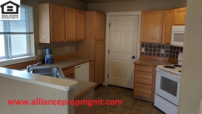 Foto del edificio - Spacious 3 bedroom house with fenced back ...