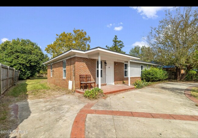 Foto del edificio - 2703 Robeson St